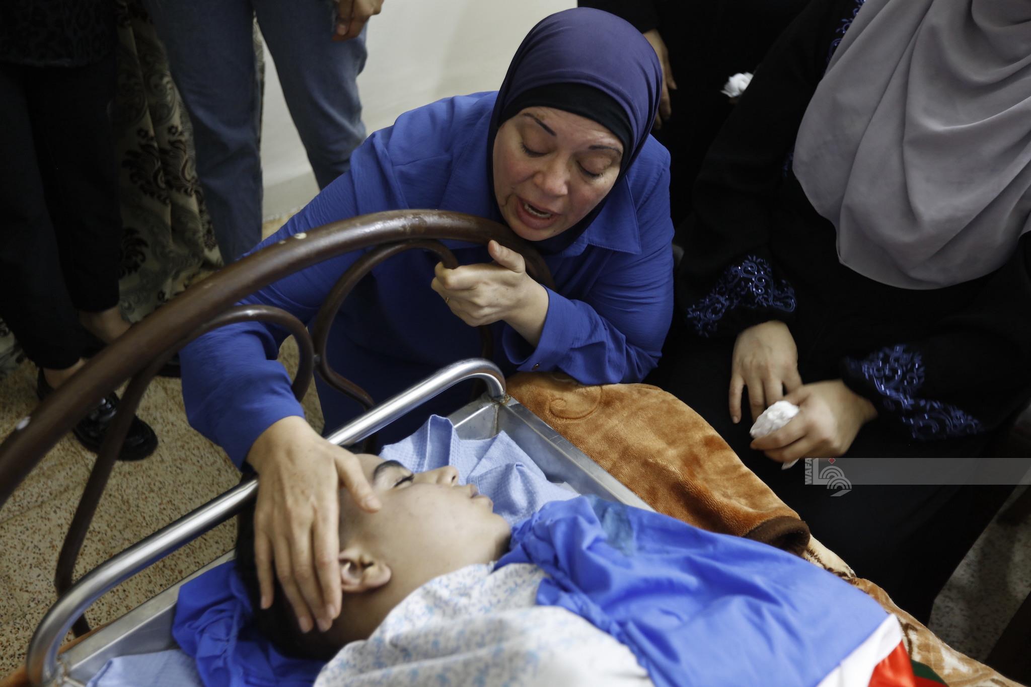 وداع الشهيد الطفل قصي الولجي (16عاما) في مخيم عقبة جبر بمدينة أريحا (تصوير: سليمان أبو سرور/وفا)